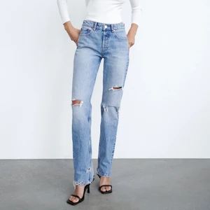 Zara jeans storlek 38 - ” ripped straight jeans ” från Zara                                           Helt nya med prislapp kvar!                                                Storlek 38 och mellanhög midja men små i storleken                då jag brukar kunna ha 36 i zaras jeans som är högmidjade.  Jag skulle därmed behöva gå upp minst 2 storlekar i just den här modellen så tänk på det innan du köper💕