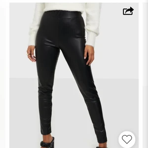 Läder byxor  - Jätte snygga läder byxor från Nelly. Storlek XS men skulle säga mer som en S för jag har S i byxor och dom passar mig perfekt. Kom privat för fler bilder💕