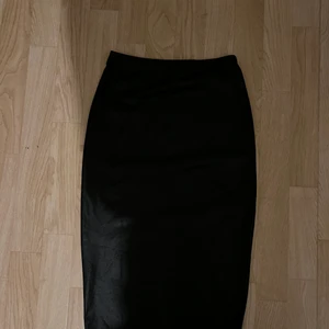 SkinnKjol - Har aldrig använts. En enkel & stretchiga skinnkjol som passar till festliga event men även vardagliga. Strl 38. 