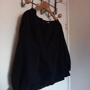 Off-shoulder sweater  - Svart off-shoulder sweater från H&M. Sparsamt använd, men ganska varm och skön