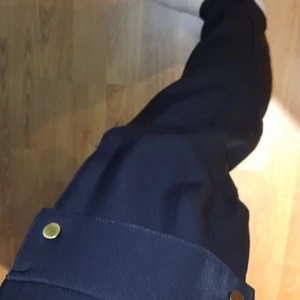 HM, Svarta byxor - Det är ett par svarta byxor från hm i storlek 38 men fick på båda benen se bild 3. Inga bakfickor. Snörning i midjan. 75kr+frakt