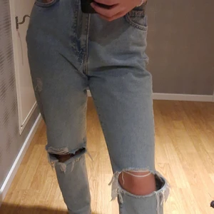 Gina tricot, perfect jeans - Byxorna är ljusblåa och är i storlek 36, säljer då dom blivit för stora i midjan.. användt de i kanske 1 år men inget slitage på de. 100kr +frakt (62kr). Sampackar vid flera köp.