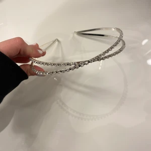 Diadem  - Helt oanvänt diadem från HM som är super gulligt💜💜💜