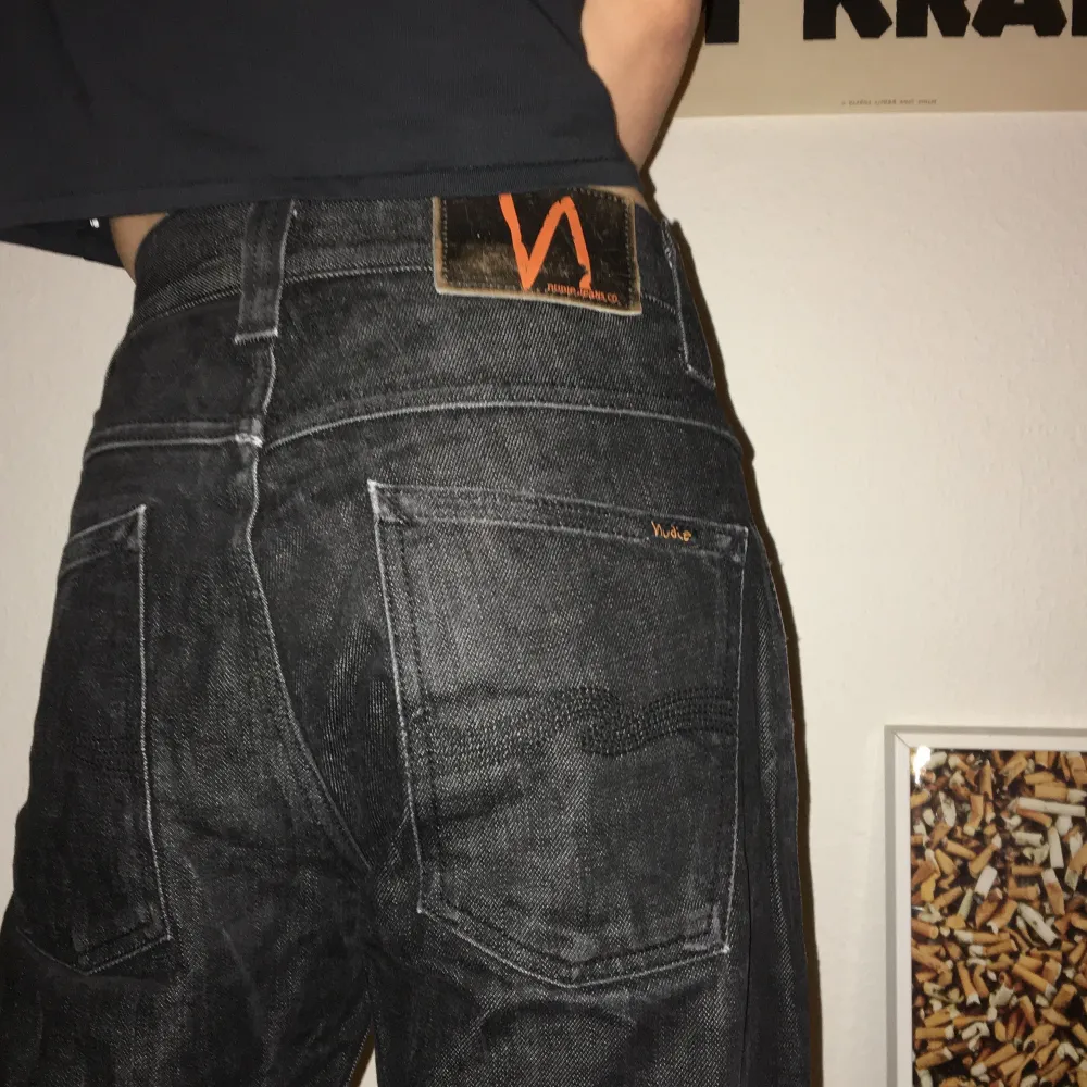Gråsvarta jeans från nudie, midjemått 82 cm, innerbenslängd 68 cm, midja till gren 26 cm.. Jeans & Byxor.