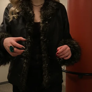 Skinnjacka med päls - Skinnjacka med pälsdetaljer. 