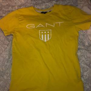Säljer en fin Gant t shirt i storlek 146/152cm. Väldigt fin i skicket och i sina vackra färg