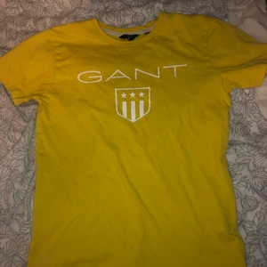 Gant t shirt - Säljer en fin Gant t shirt i storlek 146/152cm. Väldigt fin i skicket och i sina vackra färg