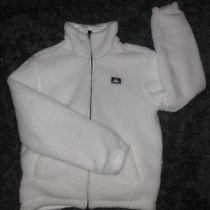 Vit jacka - Vit jacka från märket Kappa! Storlek M. Använd enstaka gånger förra året. Går att använda båda sidorna.