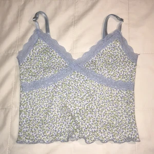 Vit blå blommig top från hm  - Jättefin top, säljer på grund av att den är för liten, jag har använt den ett få tal gånger, ordinarie pris är 150kr men jag säljer den för 30. Kom privat om ni vill ha mer bilder. ❤️