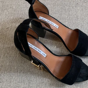 Svarta klackar  - Säljer dessa klackisar ifrån & other stories! (Endast använda vi ngt tillfälle så är nya). Strl 39💞 200 kr