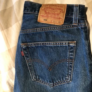 Levis jeans - Coola raka vintagejeans från Levis med slitningar. Säljer pga använder aldrig :( Väldigt bra skick, skriv för frågor 💙