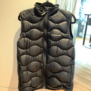 Peak performance helium vest junior - Hej säljer nu min väst då den inte kommer till användning .västen är i väldigt fint skick inga skador eller märken.skickas med spårbar frakt via postnord