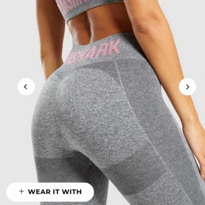 Gymshark Flex High Waisted Leggings - Ett par träningstights från gymshark i färgen    Charcoal mark/Pink! Använda ett fåtal gånger och är ännu i nyskick!! De är i storlek XS men passade mig som då bar storlek S också! Köpta för 549 kronor på Gymsharks hemsida! Obs!! Köparen står för frakten