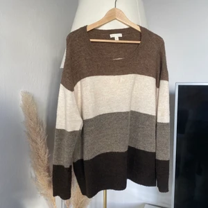 Randig stickad 💌 - Storlek: XL Märke: hm Skick: använd Kan skicka fler bilder vid behov ❤️