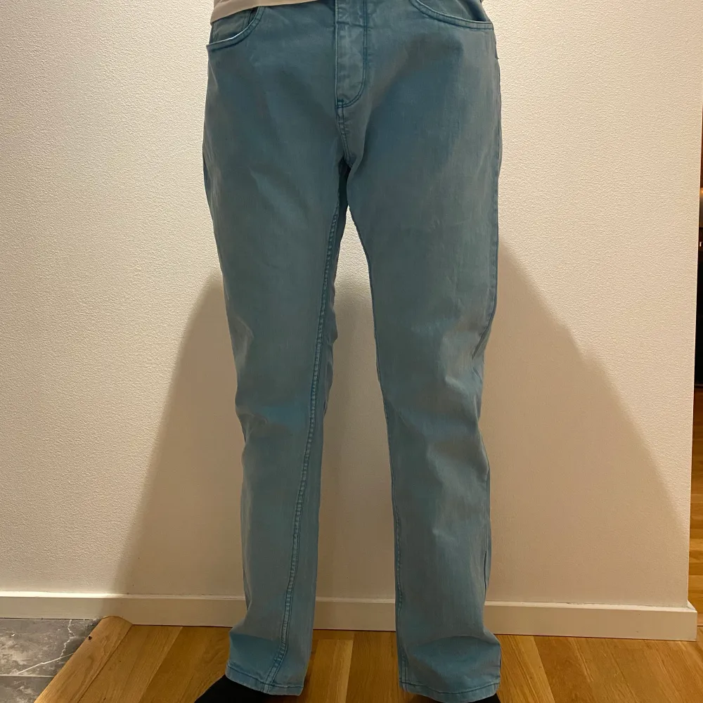 Handmålade ljusblå jeans med homer Simpsons på 💛 Modellens längd: 184 cm. Jeans & Byxor.