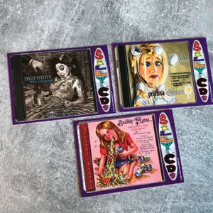 Ovanliga i Sverige. Dessa är köpta från USA. Samlarbilder från 2001. 21 år gamla men korten är i nyskick. Parodier av kända albumomslag på Madonna, Britney Spears och Christina Aguilera. 15kr för alla 3. Frakt tillkommer på 13kr.