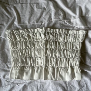 Helt ny vit tubtopp i strl M - Helt ny vit tubtopp i storlek M, jättesöt topp! aldrig använd, frakt 13kr🥰