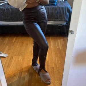 Bruna Skinnleggings - Skinnbyxor med split där nere