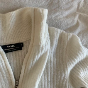 Tröja - Bikbok - Säljer min slutsålda zip-up tröja från bikbok!!💗✨ Bra kvalitet och passar till det mesta och perfekt nu när det är lite kallare ute!🥰🥰 ( andra bilden är lånad)