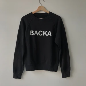 ”Backa” sweatshirt fryshuset - Svart/mörk mörk grå sweatshirt som jag fått ärva. Tror det är typ fryshuset merch hahshs men den är snygg och vet att Omar Rudberg har en likadan 😋👍👍  bortklippt lapp men storlek S troligtvis. Frakt exkluderat ❤️