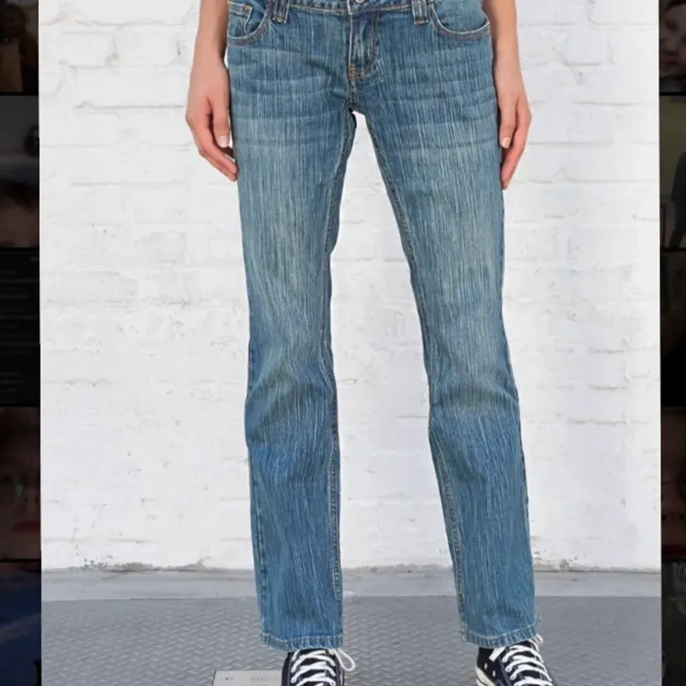 Blåa lågmidjade jeans från brandy Melville, helt oanvända men själjer vidare eftersom de inte var i min storlek. Innerbenslängden: 76cm, midjeomkrets: 80cm, Rise: 24cm. Jeans & Byxor.