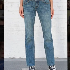 Lågmidjade jeans  - Blåa lågmidjade jeans från brandy Melville, helt oanvända men själjer vidare eftersom de inte var i min storlek. Innerbenslängden: 76cm, midjeomkrets: 80cm, Rise: 24cm