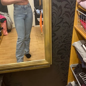 Ljusblå jeans  - Supersnygga ljusblåa jeans i jättebra kvalite ifrån Weekday, perfekt längd på mig som är nästan 1.70, säljer då dem inte kommer till användning längre. Skulle säga att dem är storlek S eller M men de exakta måtten står nedanför. 