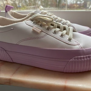 Nya Zara skor vita/lilla - Helt nya skor från Zara