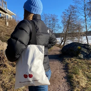 Tygkasse - Tygkassarna finns i 4 olika tryck som alla finns i egna annonser. Gratis frakt i hela landet. 1 för 149kr. 2 för 249kr. 3 för 299kr. Har dragkedja och ett innerfack med dragkedja. Ca 35x38cm + banden. Skicka ett meddelande för att köpa. ❤️🧡💛💚💙💜