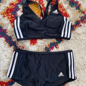 Adidas bikini/träningsset - Set med kort kort hotpant + överdel. Bekväma och snygg passform