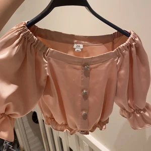 Barn blus -  Sammets rosa fin tröja med guldknappar och man kan dra ner axelbanden så man ser axlarna lite mer ❤️Jag är med resår band i midjan och armar 