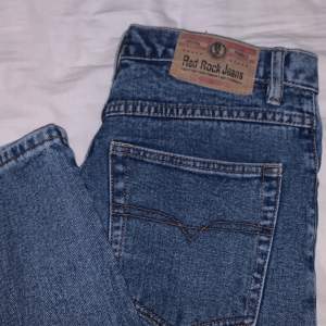 Vintage Red Rock Jeans med slits längst ner. Är medium höga vid midjan. Unisex (Köparen står för frakten)🤍