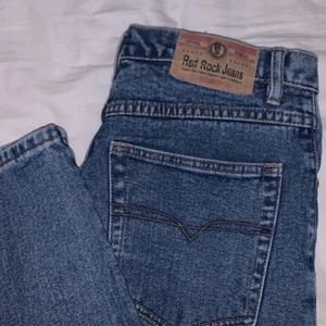 Red Rock Jeans - Vintage Red Rock Jeans med slits längst ner. Är medium höga vid midjan. Unisex (Köparen står för frakten)🤍