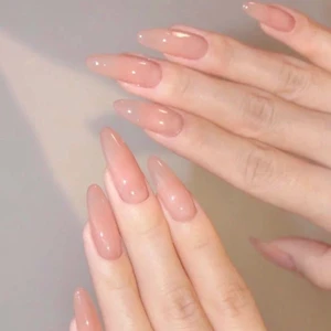 Superfina lösnaglar med medföljande tejp - Sitter superfint. Väldigt bekväma. Fungerar med antingen lim eller medföljande tejp. Bruten förpackning men endast testat en nagel. Därmed saknas en tejp bit (för hygieniska skäl). Anledningen till att jag säljer de är för att de inte kommer till användning då jag börjat fixa naglarna på salong. De sitter länge och bra! Enkla att sätta på. Köparen står för frakten!