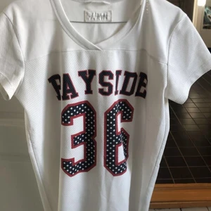 Vit tröja - En vit tröja som det står BAYSIDE på. 