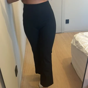 Svarta kostym byxor  - Svarta kostymbyxor från zara storlek XS utsvängda där nere