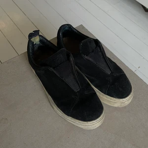 Eytys doja s-o 37 svart - Eytys doja s-o sneakers i svart mocka, storlek 37. Väl använda med sliten bakkappa, men går att lämna in hos skomakare och fixas. Inte rengjorda men går att fixa. Säljes i befintligt skick
