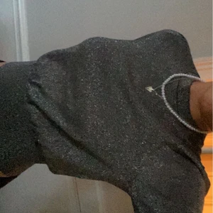 Festtopp  - Super snygg glittrig tröja. Perfekt som fest-topp! Aldrig använd. Storlek Xs men passar mig som är S. Buda privat!💕