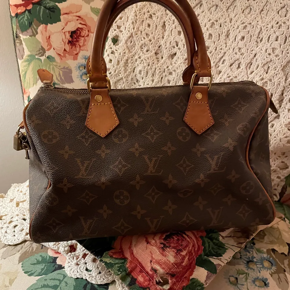 Vintage Louis Vuitton väska.  (inte äkta) Väskan är gammal och lädret har fått mörk fin patina. . Accessoarer.