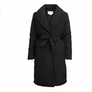 Vadderad kappa - Vadderad kappa från Vila, kappan har inte kommit till användning så den är i nyskick. Köpt för 500kr. Meddela om ni har några frågor!🤍