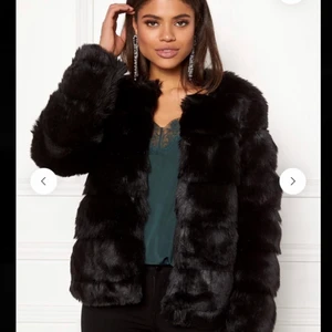 Dry Lake svart fuskpäls jacka - Denna jacka köpe jag för ett tag sen men den har aldirg kommit till användning. Till och med prislappen sitter kvar😋Den är från märket Dry Lake i modell ”Bubble Mid Jacket” och det är såklart fuskpäls. Som nypris kostar denna 1 900kr och säljer för 700kr som start - är fler intresserade blir det bud. Vill du ha fler bilder eller har frågar är det bara att skicka ett dm💗🥰🧚🏼