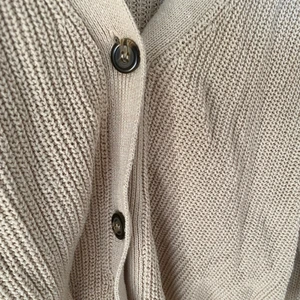 Beige kofta  - Beige kofta från lager 157 i storlek s. Stickad kofta med knappar (väldigt fint skick)🤍