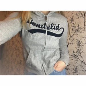 Hoodie bondelid - Grå huvtröja med dragkedja och trycket ”bondelid”. Storleken är S och säljer då den inte längre passar. Tröjan är använd men är i fint skick. Meddela mig vid fler frågor!😊