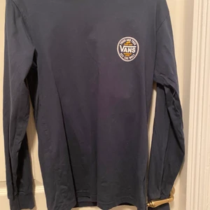 Mörkblå vans tröja - En jätte fin och bekväm vans tröja i mörkblå.. skit snygg och ganska tunn så man kan ha den till sommaren !! 