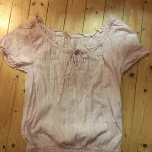 Jättefin blus! - Vet inte hur gammal den är efter min mamma men i fint skick, ljusrosa 