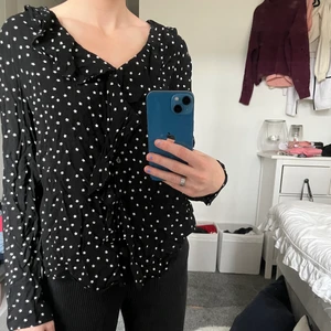 Zara skjorta - En vacker svart skjorta med vita stjärnor på, nu är den dock ostrykt men det löser jag när den köps! Fin att ha till en middag eller nått speciellt tillfälle😇