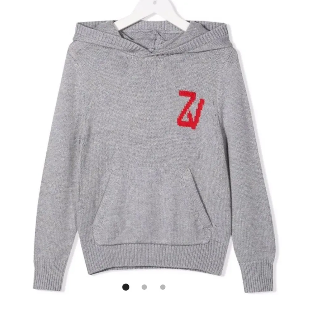 Cashmere hoodie från Zadig & voltaire. Inte så använd. Köpt på barn avdelningen i storlek 16år. Köp direkt för 1300kr💕. Stickat.