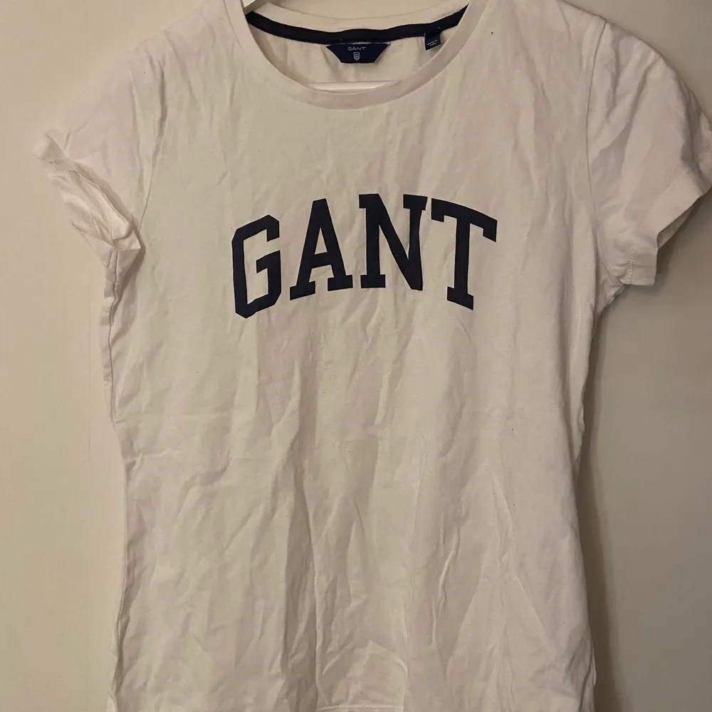 120kr inklusive frakt💓 Gant t-shirt dam i storlek M, använd fåtal gånger. T-shirts.