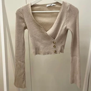 Tröja - Fin tröja från Na-kd med knappar, använd fåtal gånger!                                                                       Frakt tillkommer! 