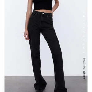 Straight Jeans Zara - Jag säljer dessa sjukt snygga jeans från Zara. (Helt nya, endast testat!) Lappen sitter kvar. Storlek 36!💕 köparen står för frakten! 💞